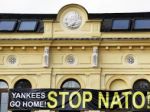 Kotlebov nápis Yankees go home! Stop NATO! zvesili z úradu