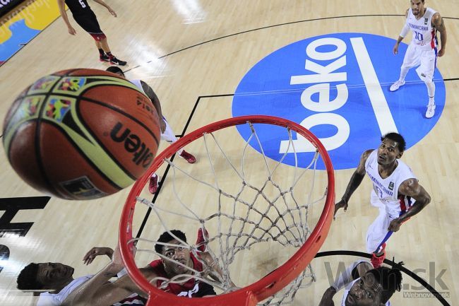 Video: USA a Španieli dominujú na šampionáte basketbalistov