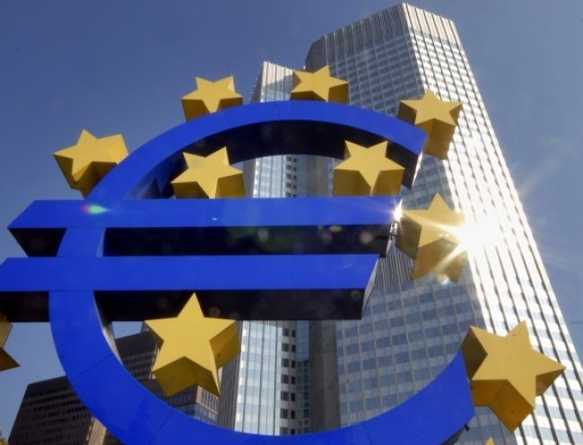 ECB znížila sadzby na nové rekordné dno, euro tým oslabila