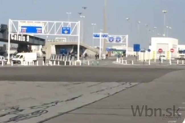 Video: V Calais zatkli migrantov, chceli vtrhnúť na trajekt