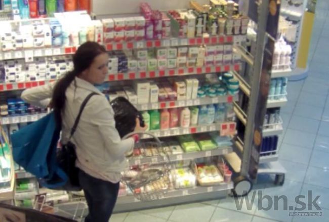 Polícia pátra po žene, kradla kozmetiku v Petržalke