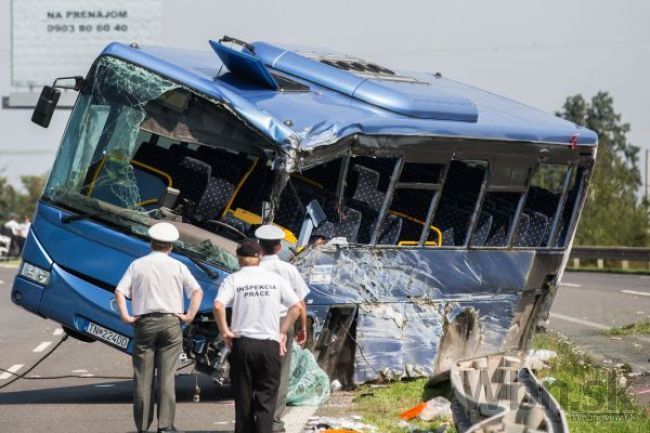 Pri Svätom Jure sa zrazil autobus s traktorom, šofér zomrel