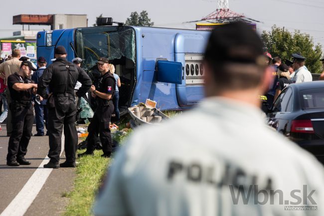 Žena, ktorá sa zranila pri nehode autobusu, bojuje o život