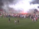 Video: Stovky fanúšikov vtrhli na ihrisko počas zápasu