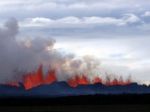 Video: Sopka na Islande straší ľudí, z praskliny stúpa láva