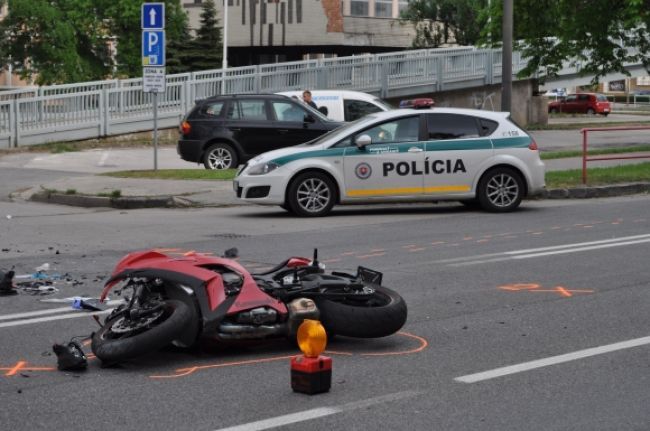 Motorkár predbiehal cez plnú čiaru, stálo ho to život