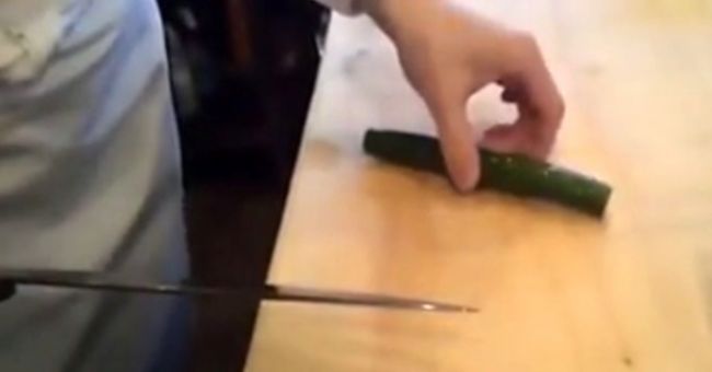 Video: Ako krája uhorku japonský suši majster