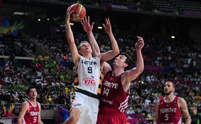 Basketbalisti Turecka neobhája striebro, USA sú v semifinále