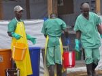 Počet obetí eboly sa blíži k 2300, Brusel prispeje na liečbu