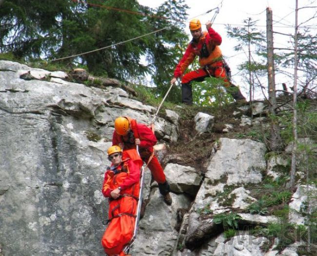 Pár uviazol na Lomnickom štíte, so záchranármi tam prespali