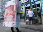 Rubľu poškodili sankcie Únie, rekordne klesol voči doláru