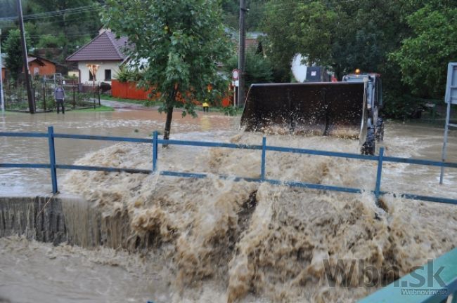 Lejaky zatápajú Slovákom domy, vytopilo aj školu