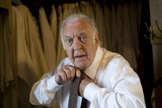 Vo veku 90 rokov zomrel britský herec Donald Sinden