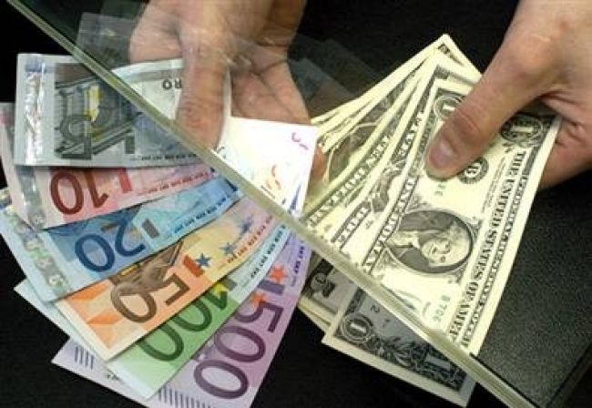 Euro kleslo voči doláru, libra slabne pre stanovisko Škótska