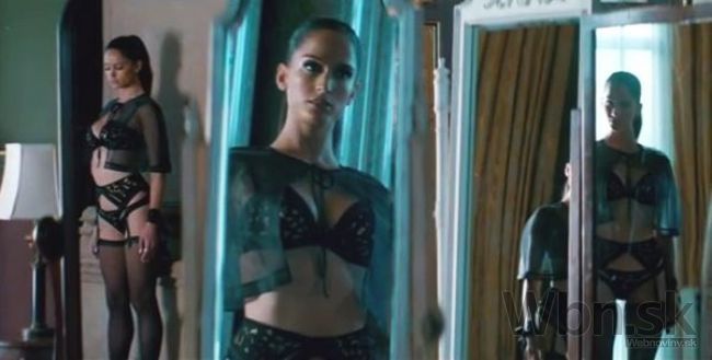 Calvin Harris má nový videoklip, je plný sporo odetých žien