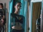 Calvin Harris má nový videoklip, je plný sporo odetých žien