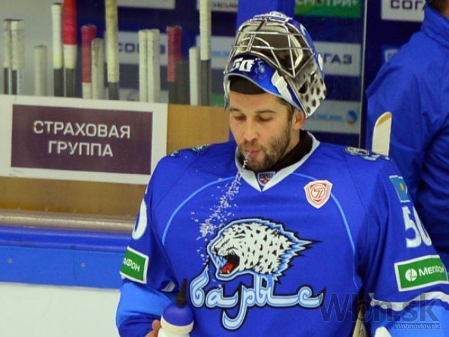 Laco mal plné ruky práce, počas duelu v KHL chytil 44 striel