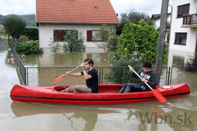 Video: Chorvátsky Karlovac ohrozujú záplavy, evakuujú ľudí