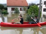 Video: Chorvátsky Karlovac ohrozujú záplavy, evakuujú ľudí