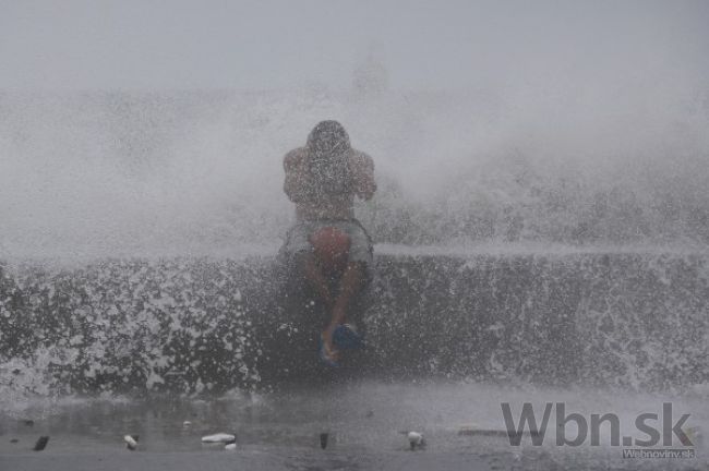 Filipíny zasiahol ničivý tajfún, stovky ľudí evakuovali
