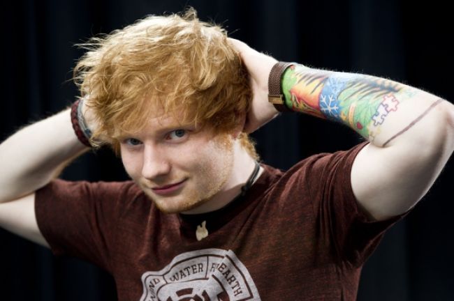 Britský nováčik Ed Sheeran premierovo vystúpi v Prahe