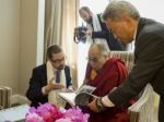 Laureáti Nobelovej ceny žiadajú JAR o víza pre dalajlámu
