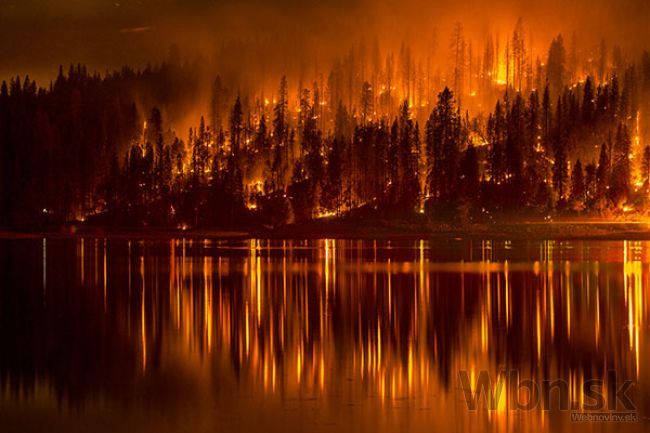 Kaliforniu ničia požiare, ľudia utekajú z domovov
