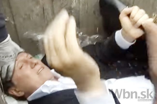 Video: Nahnevaní Ukrajinci hodili poslanca do smetného koša