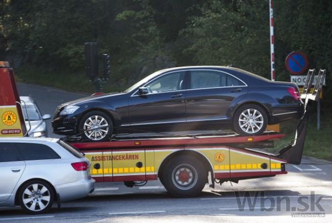 Video: Švédsky kráľ mal nehodu, do mercedesu narazilo auto