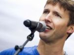 James Blunt vydá novú verziu albumu Moon Landing