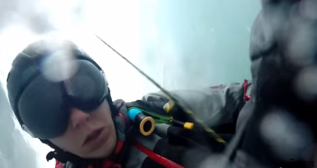 Dramatické video: Snowboardista uviazol v ľadovci. Všetko zdokumentoval