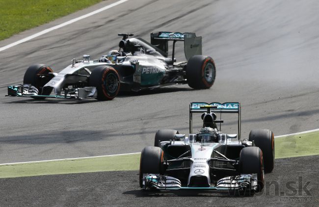 F1 sa sťahuje do Ázie, očakáva sa súboj jazdcov Mercedesu