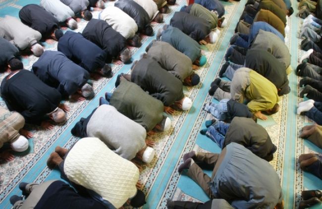 Moslimovia prosia Islamský štát, aby prepustil Brita
