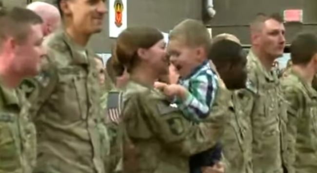 Video: Ani vojenský protokol mu nezakázal objať mamu