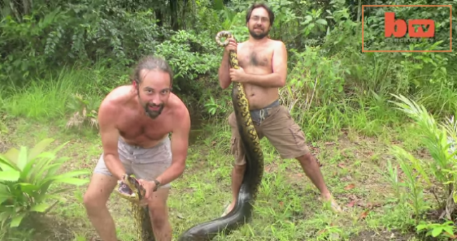 Video: Smrtiacu anakondu chytil holými rukami. Noc strávila v jeho vani!