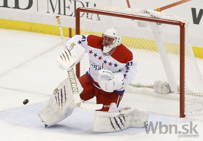 Halák nastúpi prvýkrát za Islanders, ukáže sa v novej maske