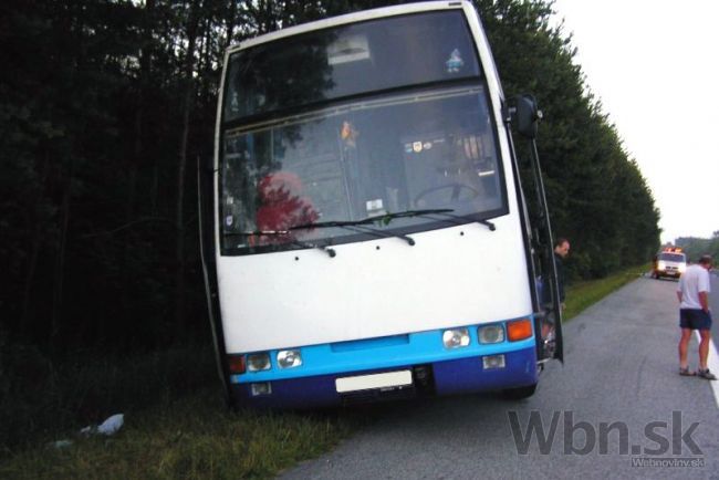 Na Orave havaroval autobus, dvaja ľudia sa zranili