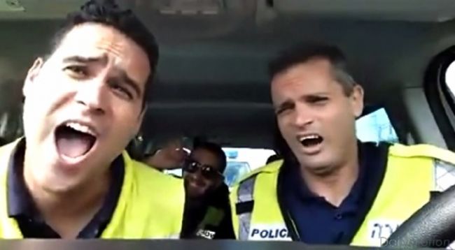 Video: Keď „nôtia“ policajti