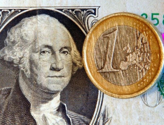 Euro oslabilo voči doláru na dvojročné minimum