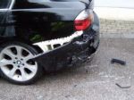 Opilec v BMW X5 demoloval všetko, čo mu prišlo do cesty