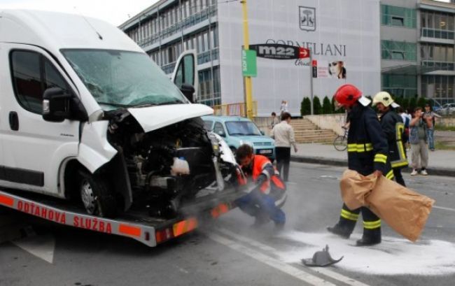 Dodávka vpálila do plotu, spolujazdec náraz neprežil