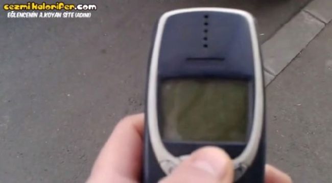 Video: Test odolnosti - iPhone 6 vs. Nokia 3310