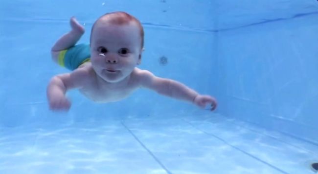 Video: Bábätká a plávanie - skvelá kombinácia