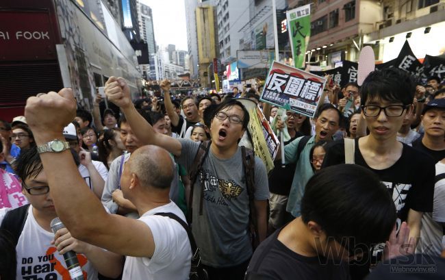 Protestujúci v Hongkongu chceli vtrhnúť do sídla vlády