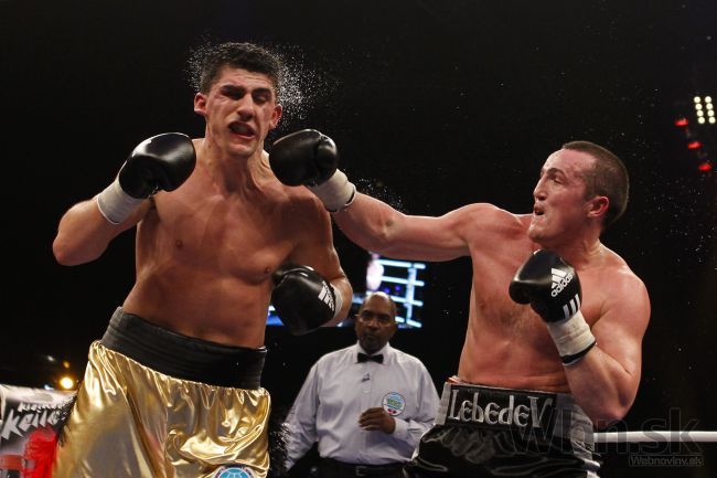 Video: Ruský boxer Lebedev obhájil titul WBA v ťažkej váhe