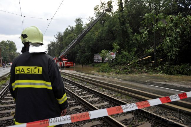 Zosunutý svah pri PKO spevnia, Staré Mesto naň dá státisíce