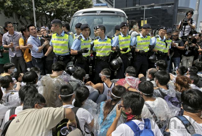 Tisícky ľudí obkľúčili sídlo vlády v Hongkongu
