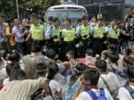 Tisícky ľudí obkľúčili sídlo vlády v Hongkongu