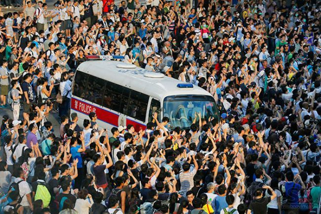 Tisíce Hongkončanov okupujú centrum, polícia sa stiahla