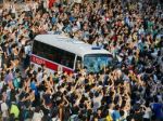 Tisíce Hongkončanov okupujú centrum, polícia sa stiahla